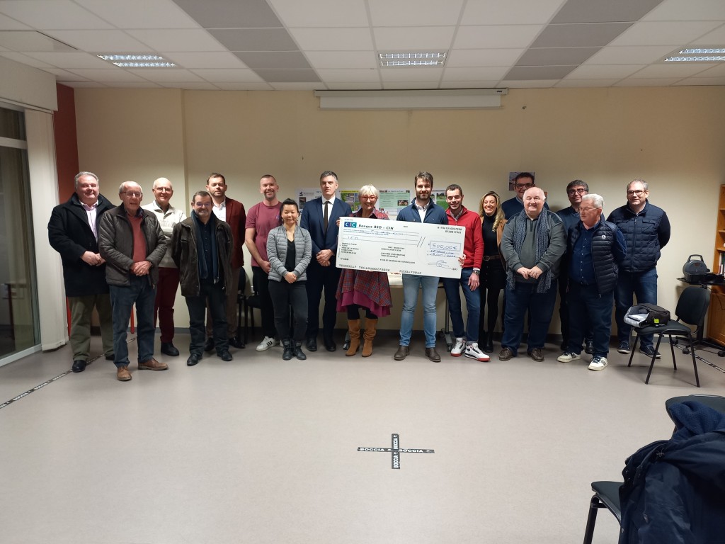 [PRESSE] Le Lions Club de Flers remet un chèque de 500 euros à l’IEM la Forêt pour son projet d’aménagement extérieur